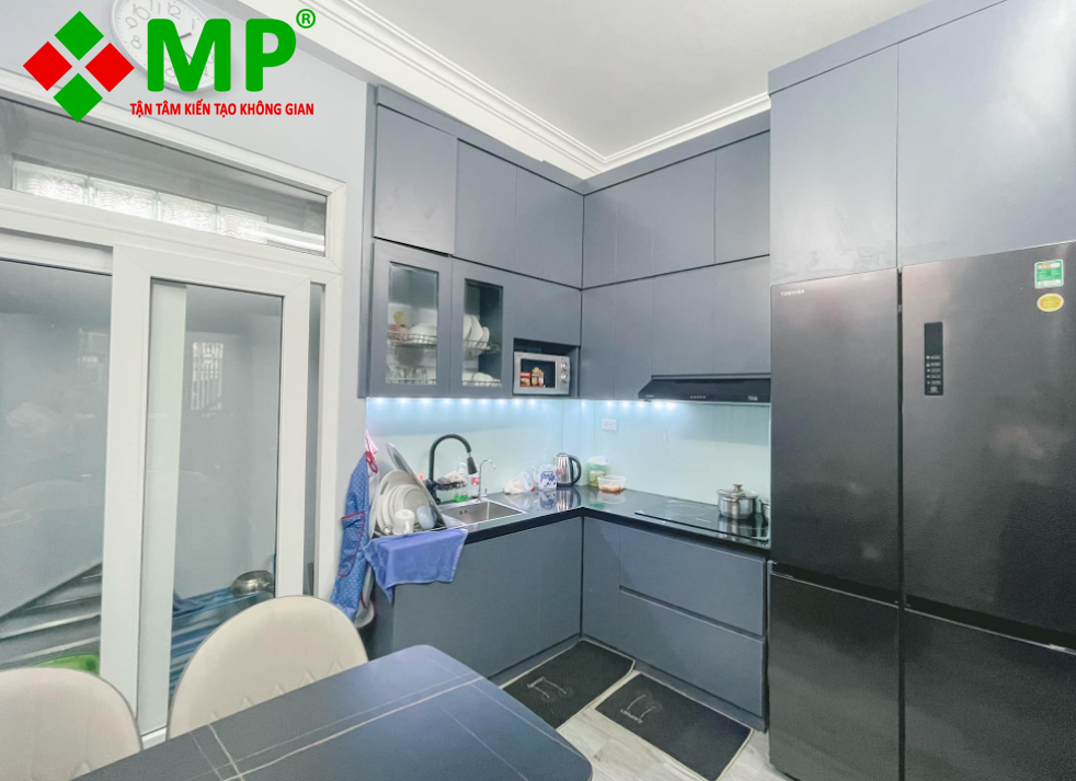 Phòng bếp được trang bị nội thất hiện đại với tone màu xanh xám sang trọng