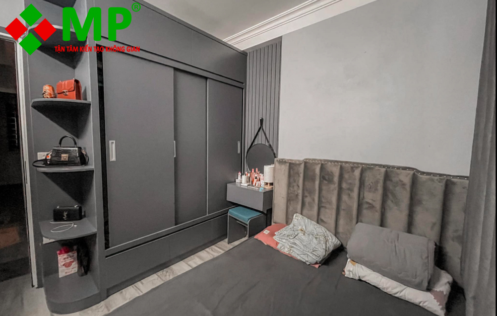 Phòng ngủ chính được tận dụng tối đa không gian, bố trí nội thất theo tone màu xám đen phù hợp với phong cách của gia chủ