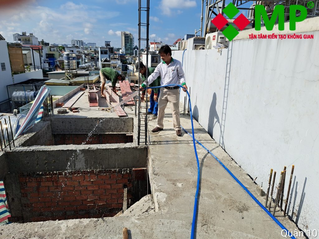 Công tác thi công tưới nước bảo dưỡng bê tông