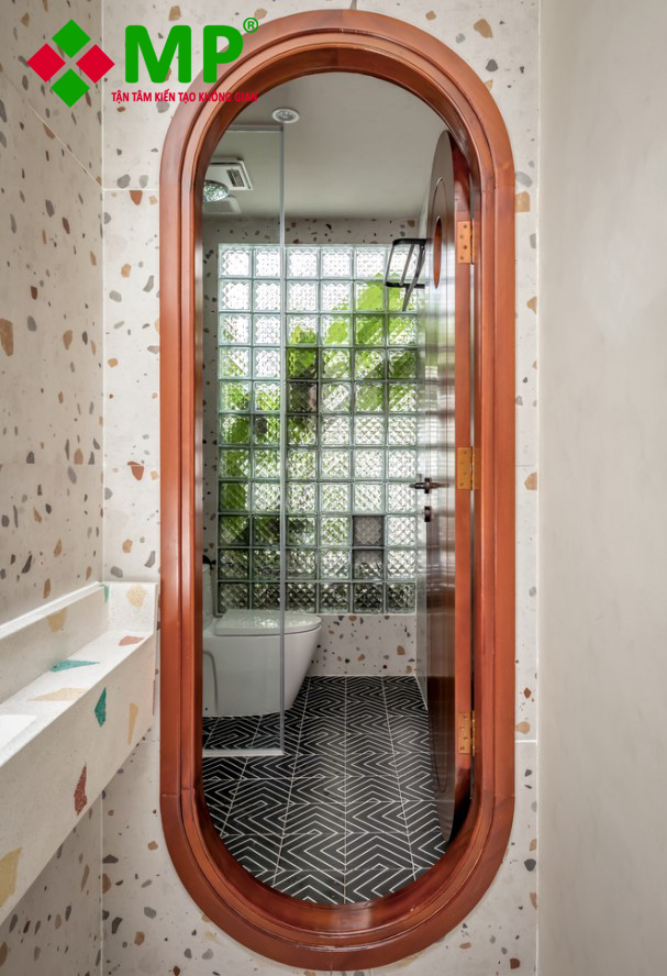 Phòng vệ sinh được lát bằng gạch có họa tiết tạo điểm nhấn thú vị nhà ống 4.5m