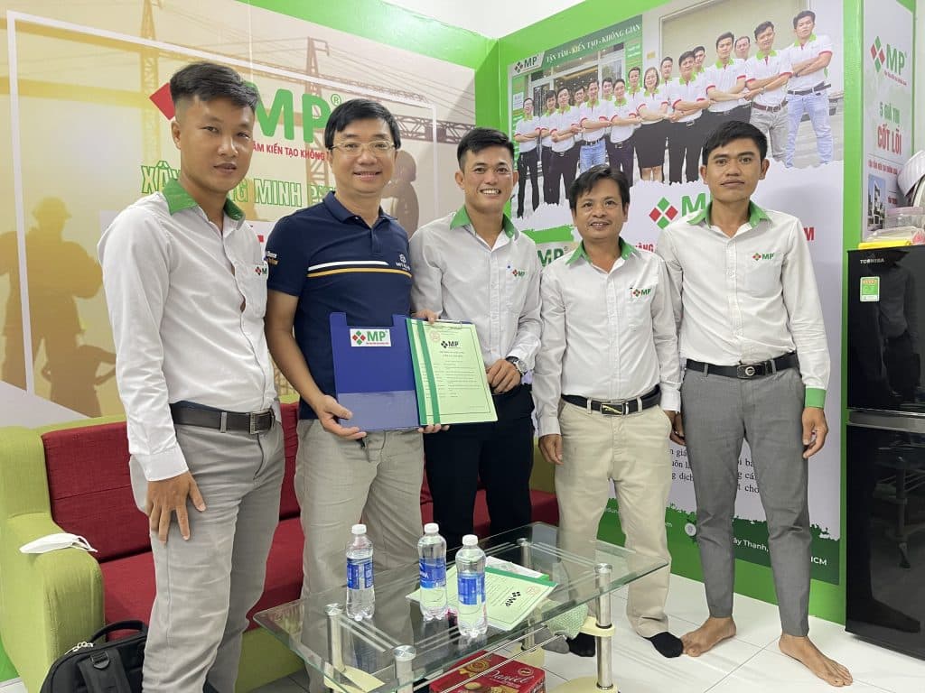 Ký hợp đồng xây nhà cấp 4 trọn gói anh Phúc tại huyện Bình Chánh