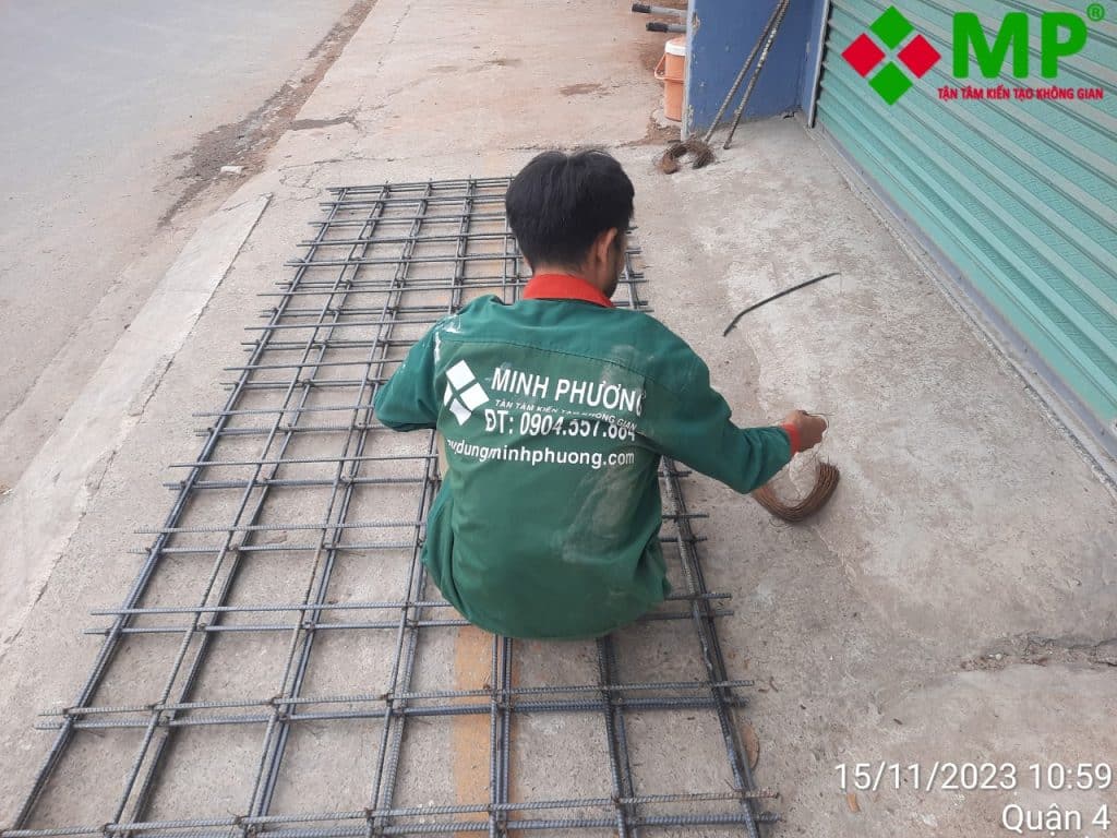 Hình ảnh công nhân Minh Phương làm thép chuẩn bị xây móng