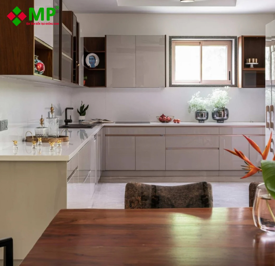Phòng bếp với lối thiết kế mở giúp cho không gian thêm thông thoáng cùng nội thất hiện đại