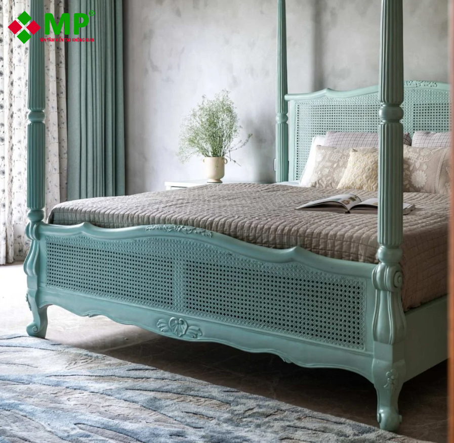 Phòng ngủ master với điểm nhấn nổi bật là chiếc gường king size màu xanh ngọc 