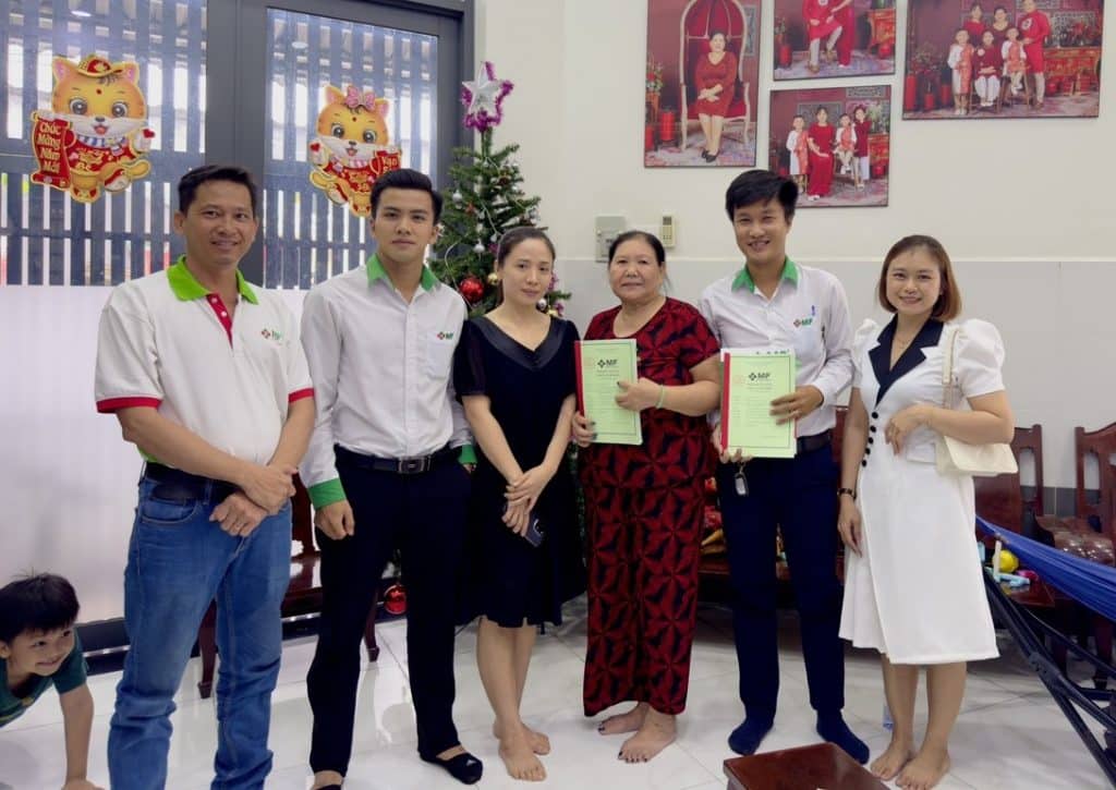 Minh Phương và gia đình chị Mai ký hợp đồng thành công tốt đẹp