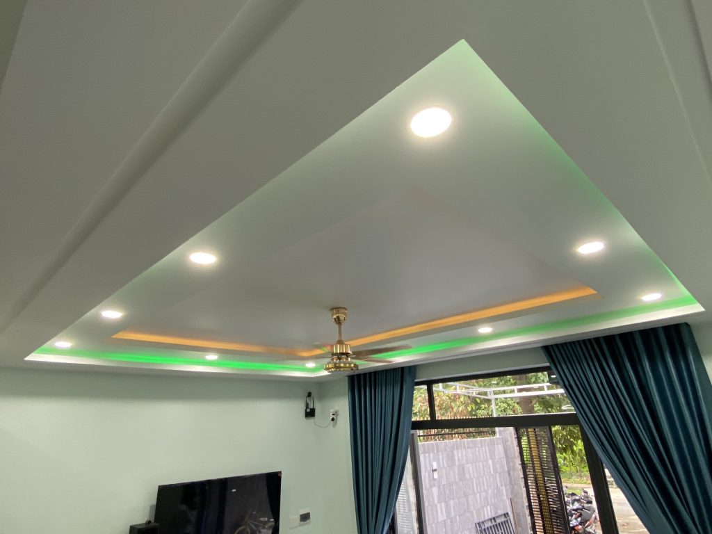 Trần nhà được trang bị đèn led tạo cảm giác sang trọng và thẩm mỹ