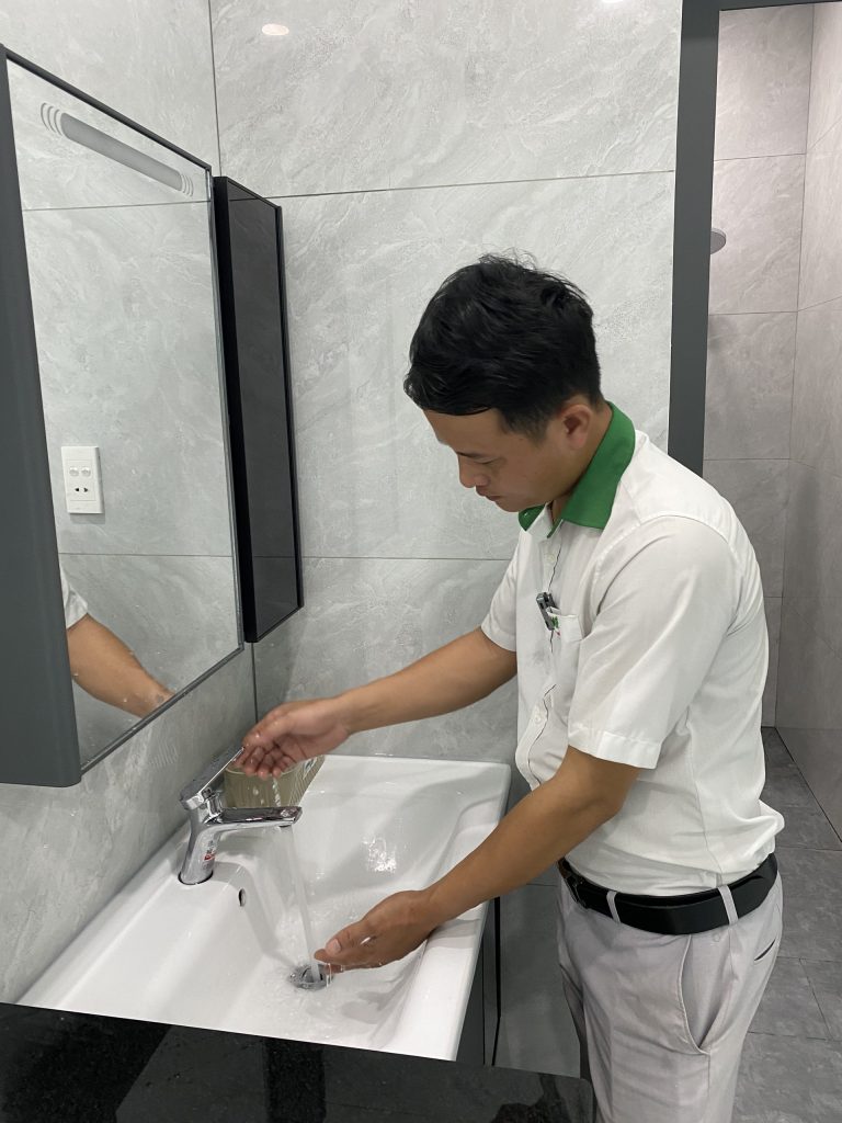 Lavabo hiện đại trong các phòng vệ sinh của nhà phố 2 tầng