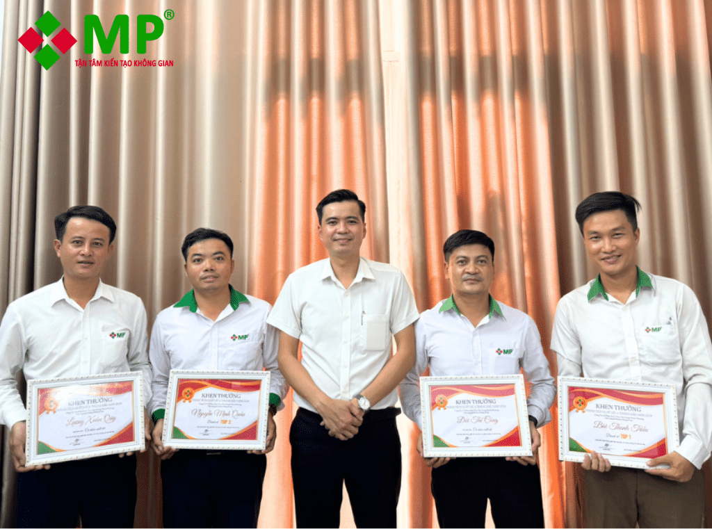 Đại diện BGĐ công ty ông Lê Văn Qúy tiến hành trao bằng khen thưởng cho các thành viên đạt thành tích cao