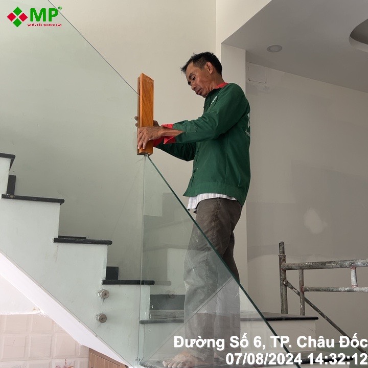 Giai đoạn lắp kính cầu thang và các thiết bị nội thất