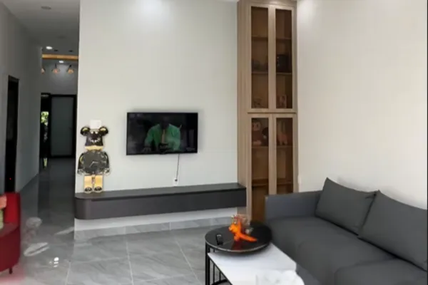 https://xaydungminhphuong.com/wp-content/uploads/2025/10/xay-nha-cap-4-ngan-sach-600-trieu-phong-khach.webp