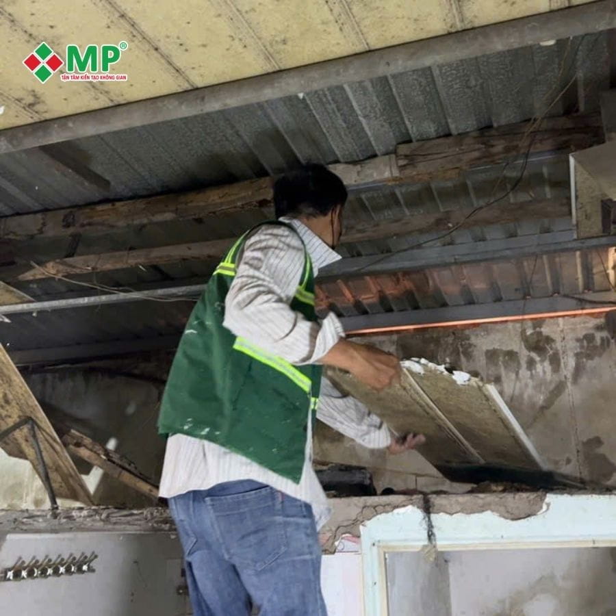 NÂNG TẦNG NHÀ CẤP 4: CHI PHÍ ĐẾN GIẢI PHÁP TỐI ƯU, CHẮC CHẮN 10 Thi công phá dỡ phần mái cũ