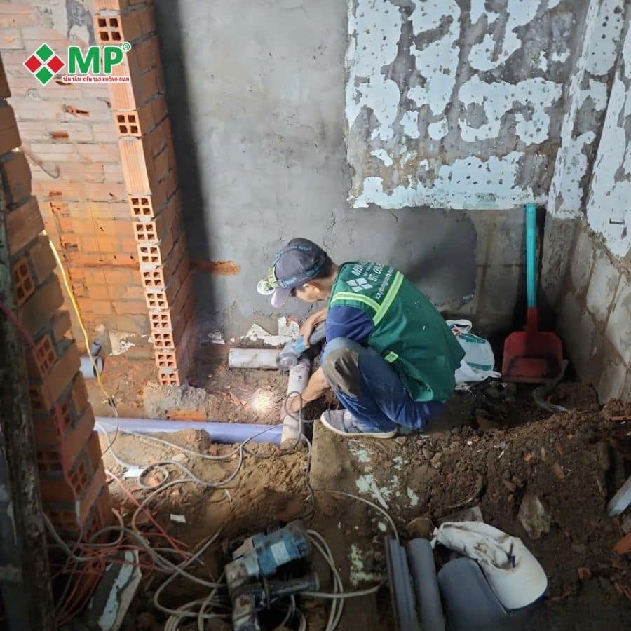 NÂNG TẦNG NHÀ CẤP 4: CHI PHÍ ĐẾN GIẢI PHÁP TỐI ƯU, CHẮC CHẮN 11 Thi công hạng mục cải tạo đường nước