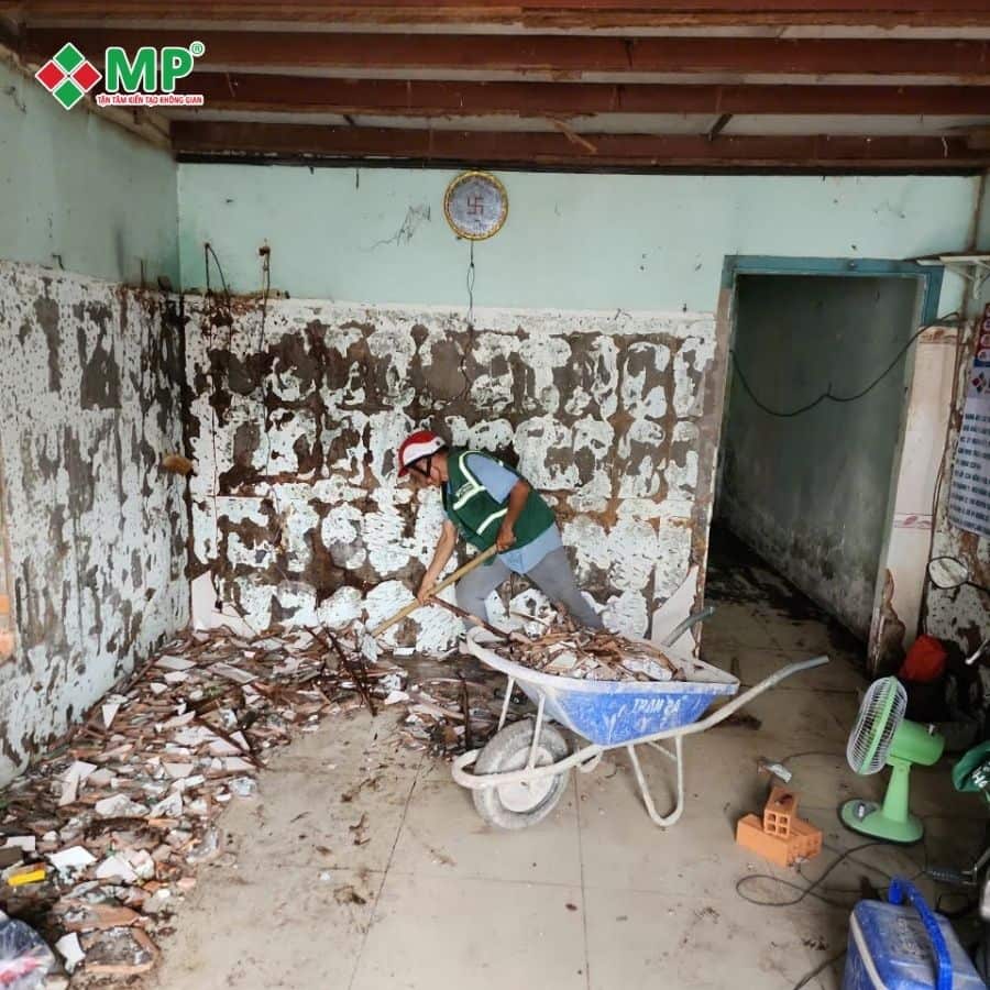 NÂNG TẦNG NHÀ CẤP 4: CHI PHÍ ĐẾN GIẢI PHÁP TỐI ƯU, CHẮC CHẮN 3 Khi cải tạo nâng tầng nhà cấp 4, việc vận chuyển phế thải có thể bị phát sinh thêm chi phí