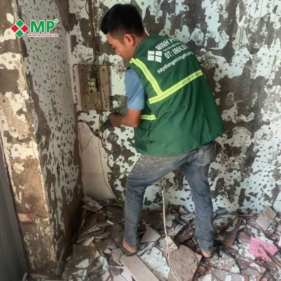 NÂNG TẦNG NHÀ CẤP 4: CHI PHÍ ĐẾN GIẢI PHÁP TỐI ƯU, CHẮC CHẮN 8 Thi công phá dỡ