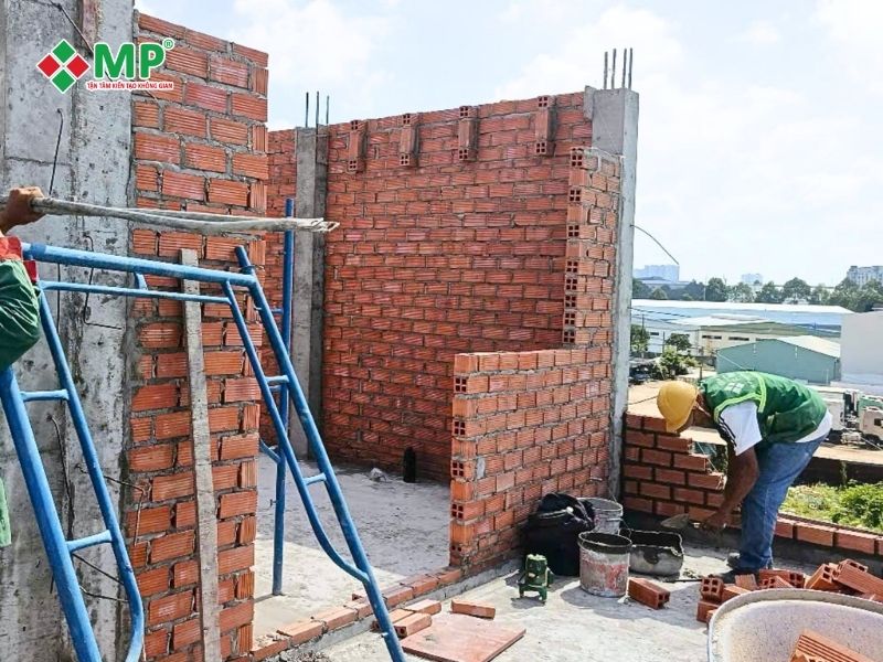 Báo Giá Xây Nhà Phần Thô Mới Nhất 2026 - Dự Toán Chi Tiết 8 Sau khi hoàn thành phần khung kết cấu, đội ngũ thi công tiến hành xây tường bao