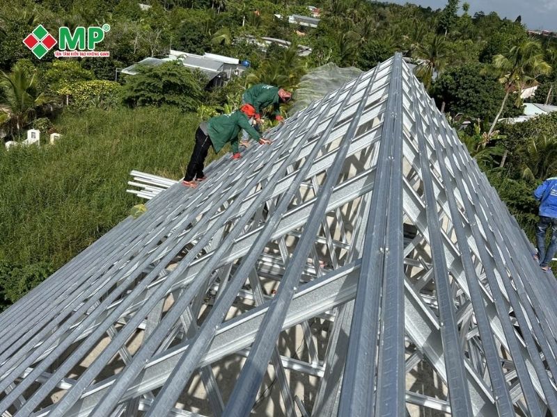 Báo Giá Xây Nhà Phần Thô Mới Nhất 2026 - Dự Toán Chi Tiết 11 Đội ngũ nhân công thực hiện làm khung mái