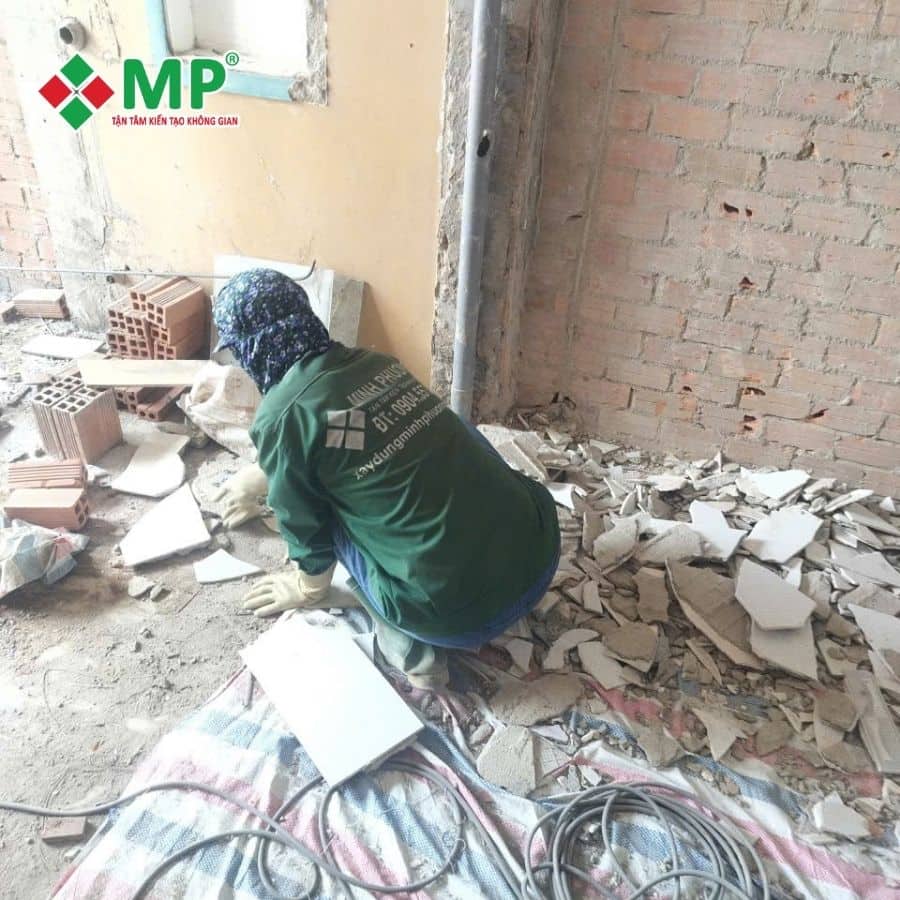 Vận chuyển vật tư và tập kết phế thải trong hẻm nhỏ