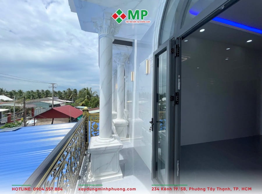BÀN GIAO BIỆT THỰ 2 TẦNG TÂN CỔ ĐIỂN 8X17M ĐỒNG THÁP - BG09 11 Ban công lầu 2 với hệ cột giả đá và lan can nghệ thuật mạ vàng sang trọng.