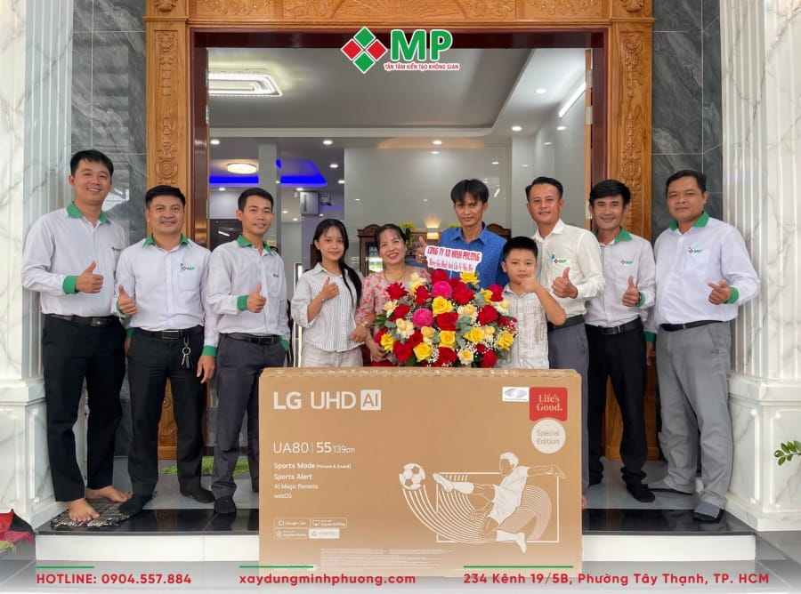 BÀN GIAO BIỆT THỰ 2 TẦNG TÂN CỔ ĐIỂN 8X17M ĐỒNG THÁP - BG09 14 Đại diện Xây Dựng Minh Phương trao quà chúc mừng tân gia và chụp ảnh kỷ niệm cùng gia đình anh Phúc.