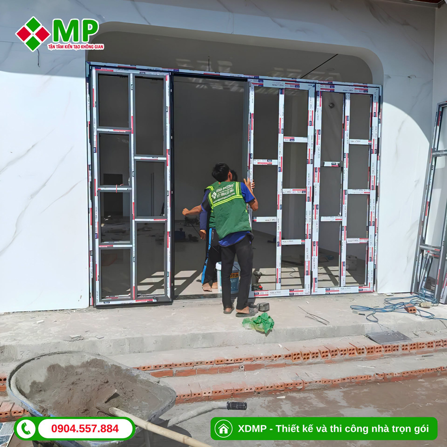Bảng giá thi công cửa khi cải tạo nhà 2 tầng