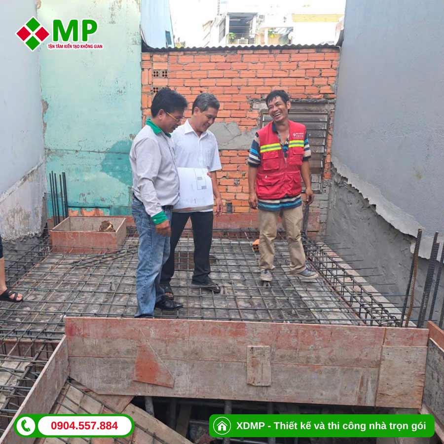 NHẬT KÝ THI CÔNG NHÀ PHỐ 4 TẦNG HIỆN ĐẠI TẠI HCM – TC05 11 Gia công và lắp đặt cốt thép sàn tầng lửng