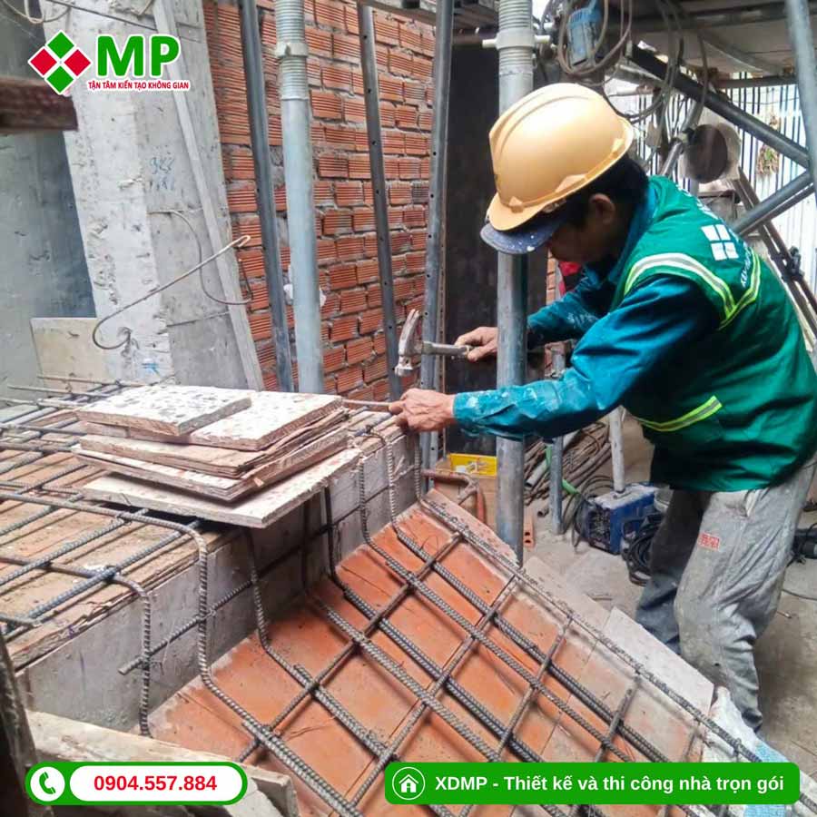 NHẬT KÝ THI CÔNG NHÀ PHỐ 4 TẦNG HIỆN ĐẠI TẠI HCM – TC05 10 Gia công và lắp đặt cốt thép sàn tầng lửng
