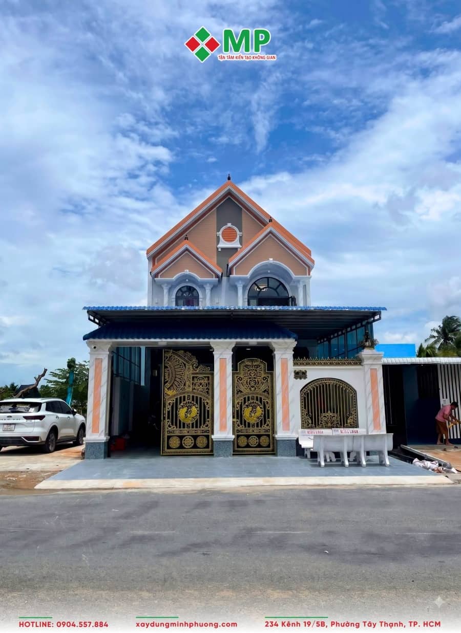 BÀN GIAO BIỆT THỰ 2 TẦNG TÂN CỔ ĐIỂN 8X17M ĐỒNG THÁP - BG09 2 Mặt tiền bề thế với hệ cổng nhôm đúc mạ vàng sang trọng và mái Thái Tân cổ điển.