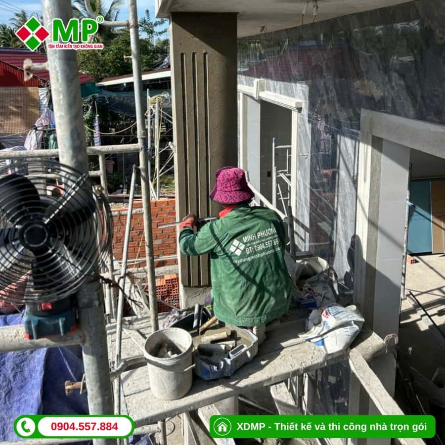 Thi công ốp gạch lầu 1, trần thạch cao và hoàn thiện cổng rào (1)