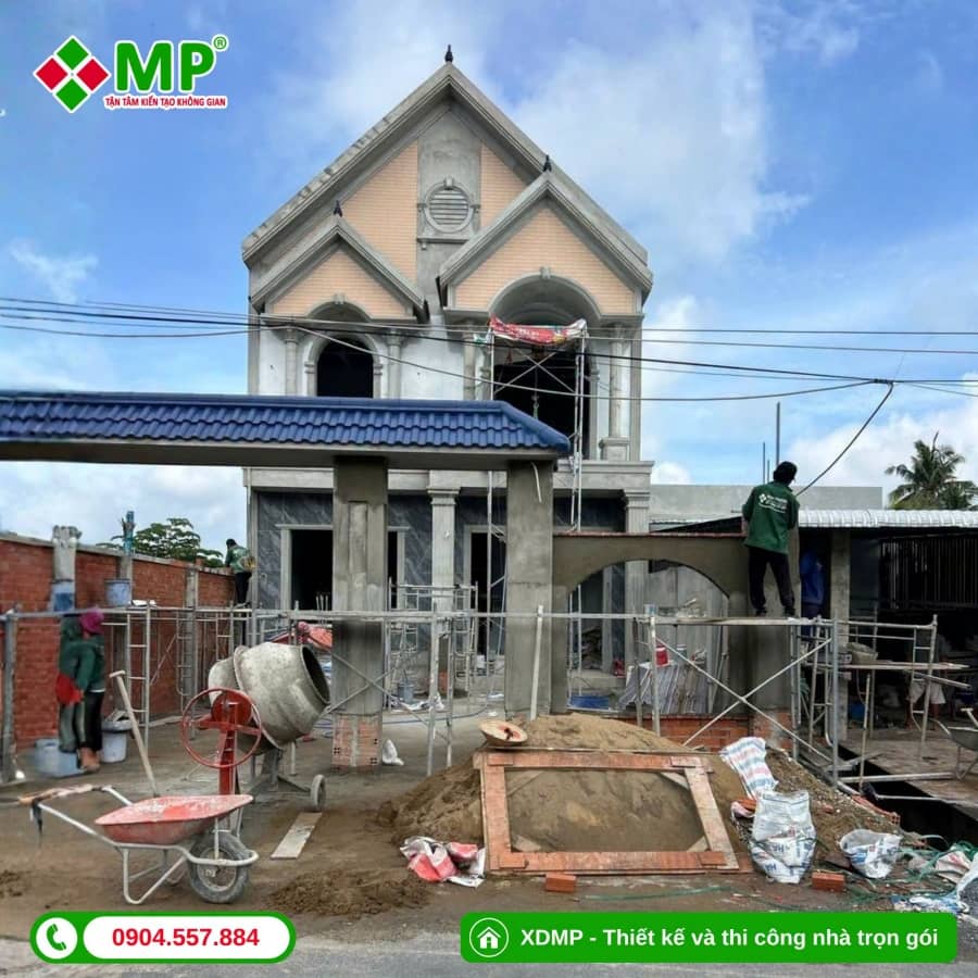 Thi công ốp gạch lầu 1, trần thạch cao và hoàn thiện cổng rào (3)