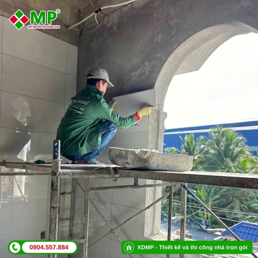 TIẾN ĐỘ BIỆT THỰ 2 TẦNG TÂN CỔ ĐIỂN TẠI TIỀN GIANG - TC06 25 Ốp gạch nội ngoại thất, tô cổng và làm hàng rào (5)