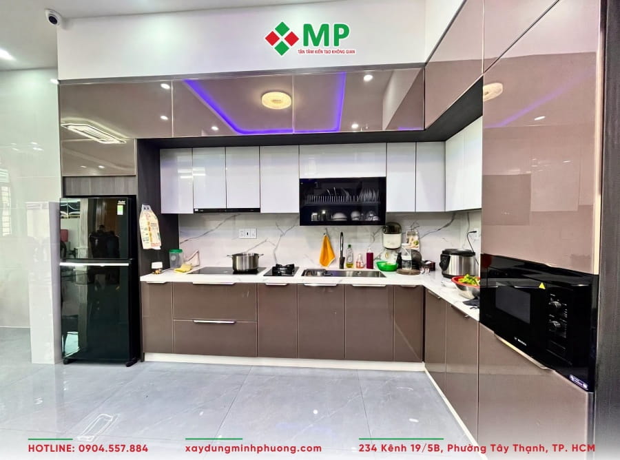 BÀN GIAO BIỆT THỰ 2 TẦNG TÂN CỔ ĐIỂN 8X17M ĐỒNG THÁP - BG09 5 Tủ bếp kịch trần thiết kế hiện đại, phối màu ấm cúng và tối ưu không gian lưu trữ.