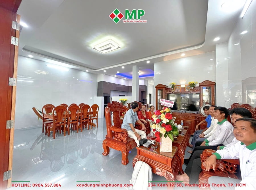BÀN GIAO BIỆT THỰ 2 TẦNG TÂN CỔ ĐIỂN 8X17M ĐỒNG THÁP - BG09 4 Phòng khách nổi bật với bộ nội thất gỗ tự nhiên cao cấp và trần thạch cao sang trọng.