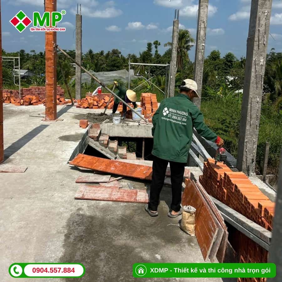 Thi công cột bê tông và tiếp tục hoàn thiện hệ tường bao (3)