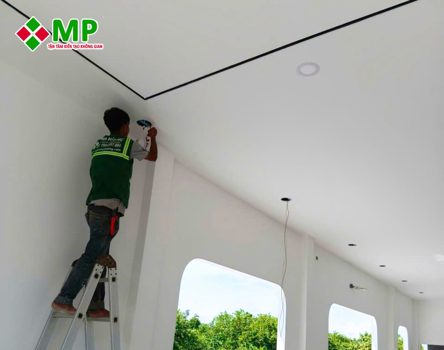 Thi công hệ thống điện nước và trần thạch cao
