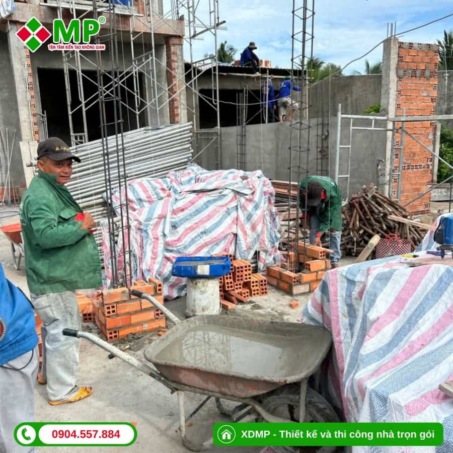 Thi công xây tường lầu 1, xây cổng (1)
