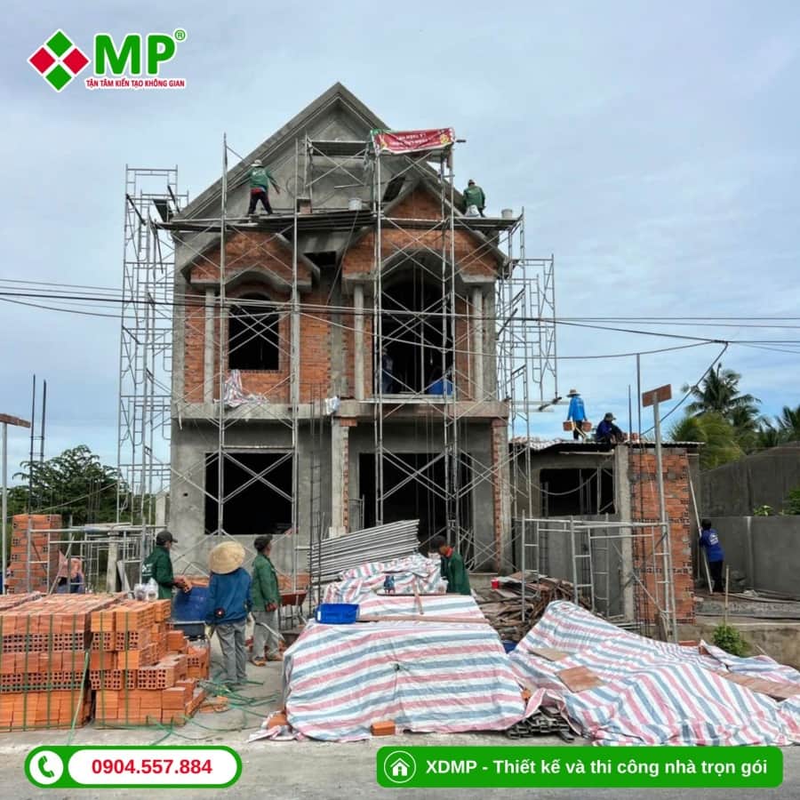 Thi công xây tường lầu 1, xây cổng (2)