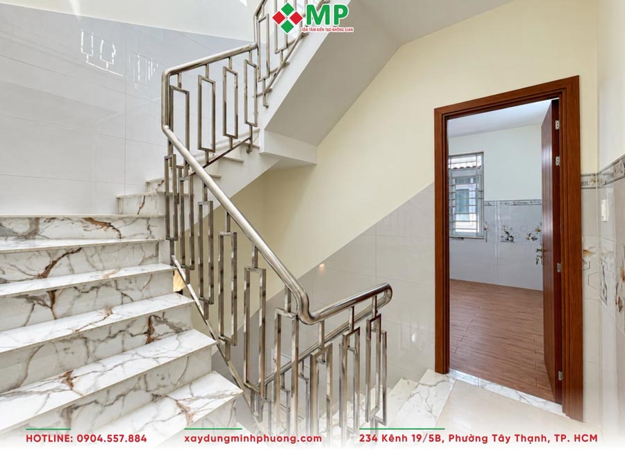 Khu vực hành lang và giếng trời đón sáng tự nhiên