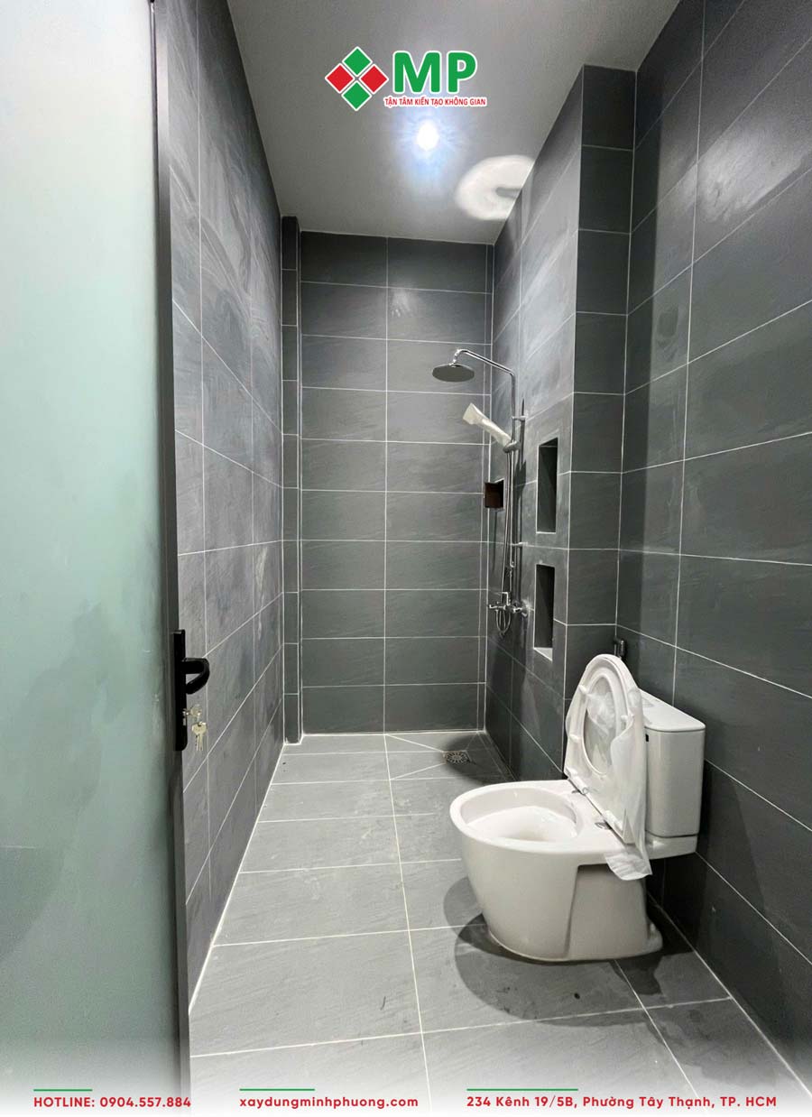 Bàn Giao Nhà Phố Gác Lửng Hiện Đại 5x17m Tại An Giang - BG25 12 Nhà vệ sinh sạch sẽ, hiện đại và tiện nghi