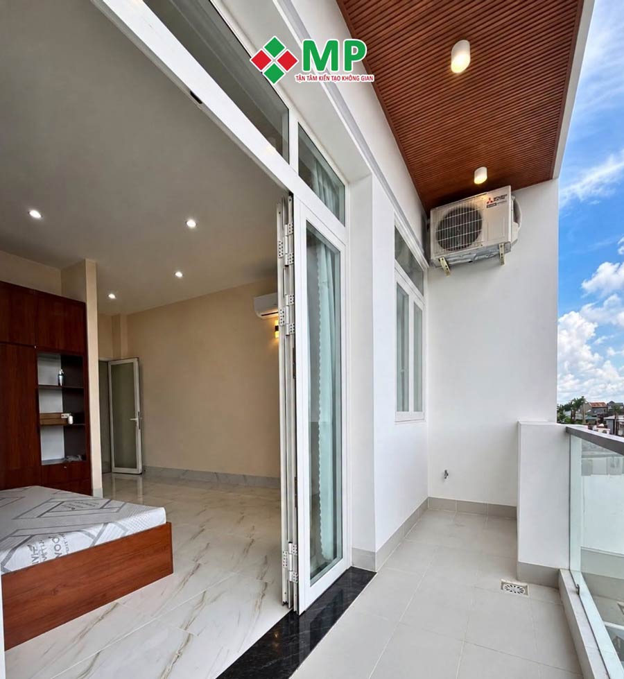Cầu thang nhà phố 2 tầng 1 tum 5x15m 3 phòng ngủ