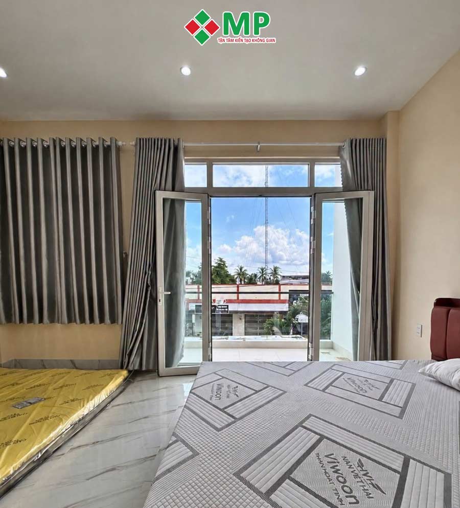 Cầu thang nhà phố 2 tầng 1 tum 5x15m 3 phòng ngủ